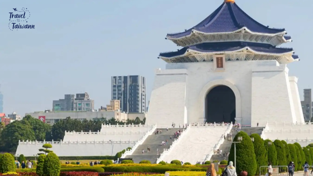 Đài Tưởng niệm Trung Chính nằm trên đường Trung Sơn