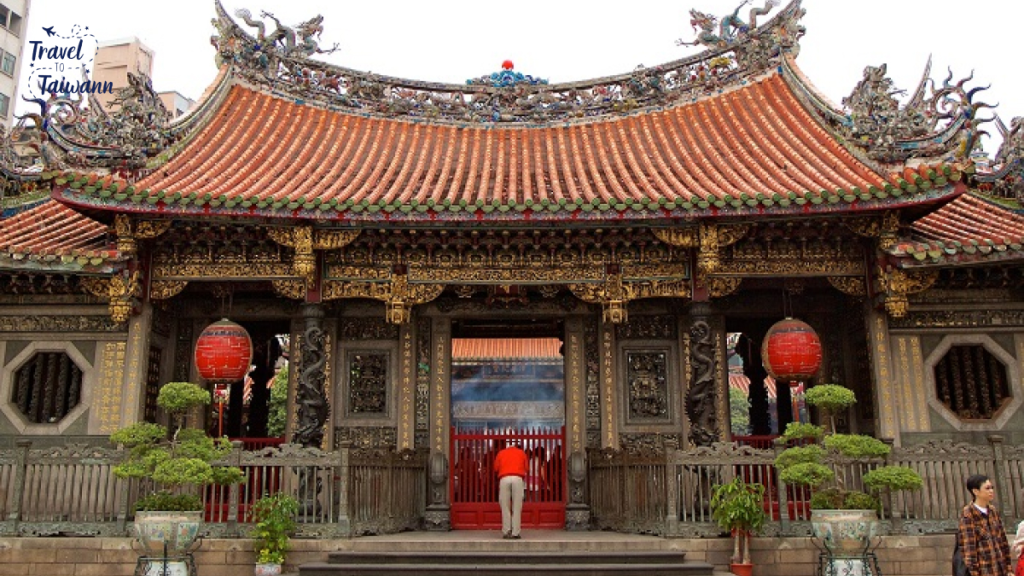 Long Sơn Tự - Chùa thiêng Đài Loan