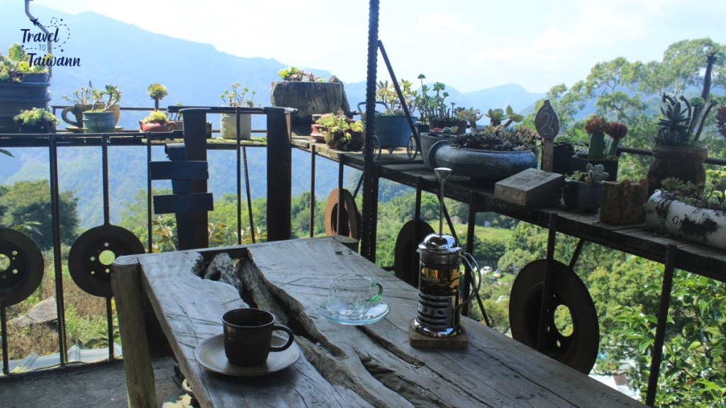 Thưởng thức trà Alishan giữa rừng núi bao la là trải nghiệm đáng thử