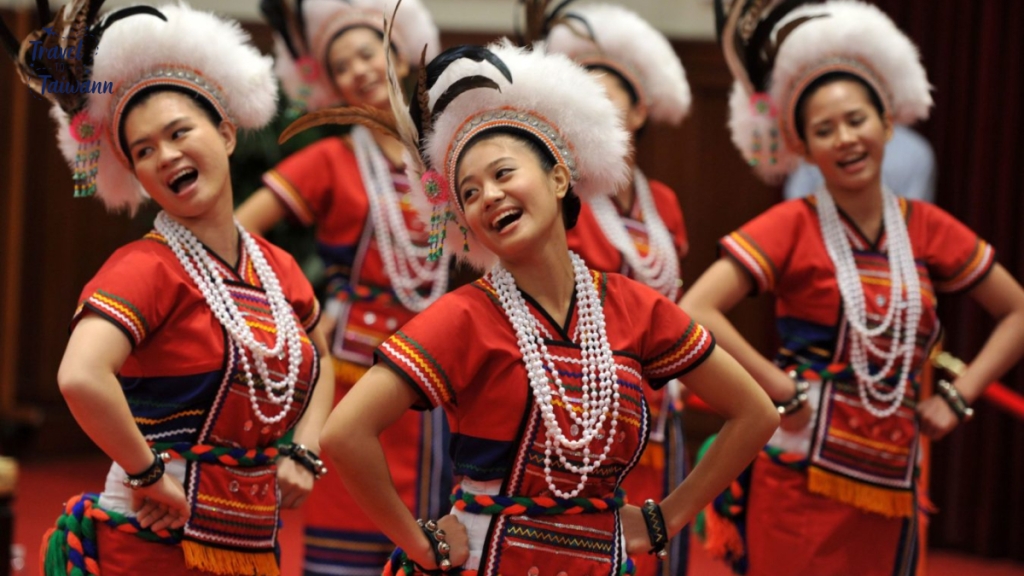 Tham gia vào các buổi biểu diễn của các dân tộc bản địa tại Alishan