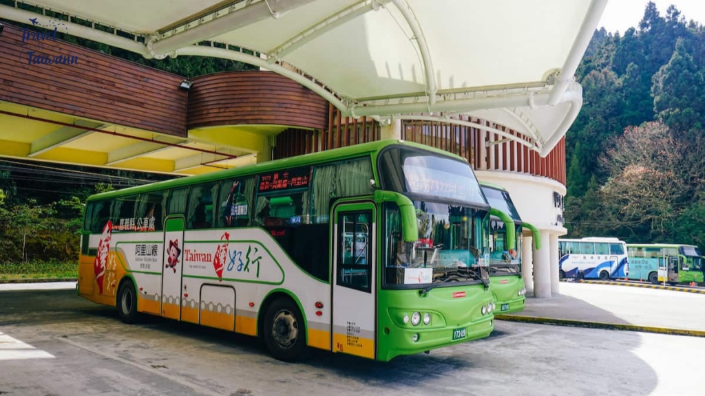 Xe bus là phương tiện phổ biến di chuyển đến Alishan từ Chiayi