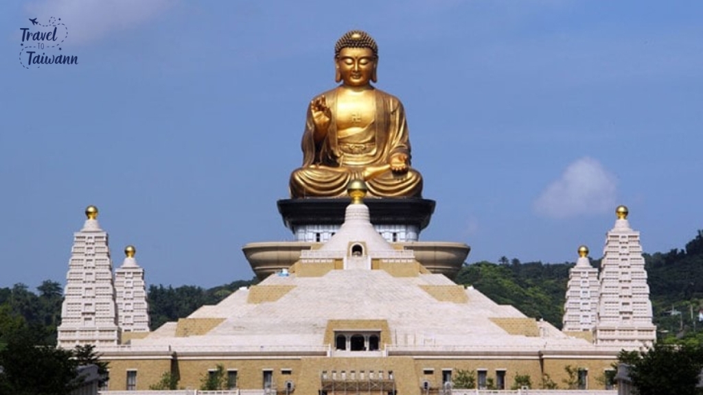 Phật Quang Sơn Tự tôn nghiêm với bức tượng phật bằng đồng khổng lồ
