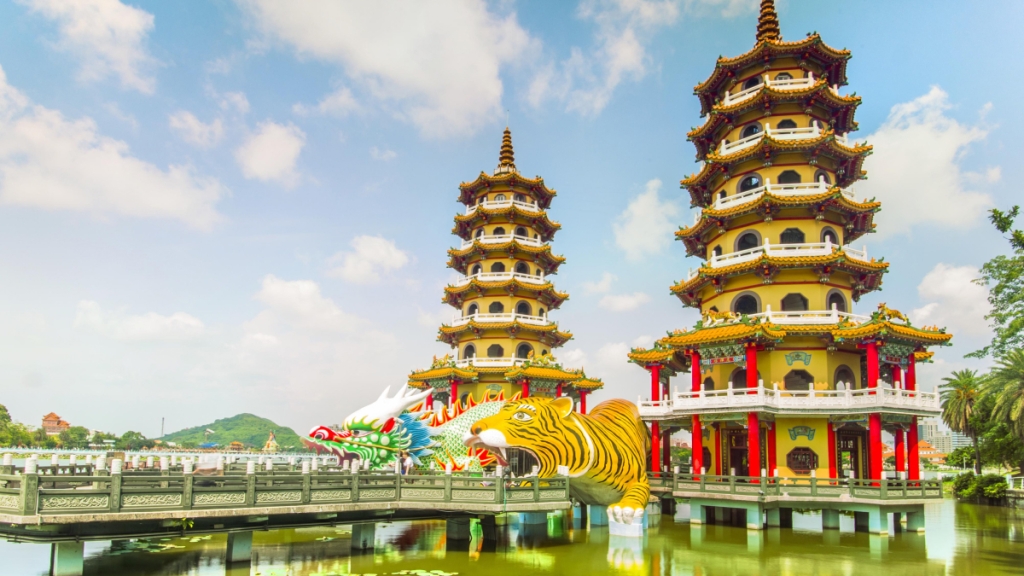 Khu quần thể Liên Đài là hồ nước nhân tạo lớn nhất Đài Loan với hàng chục đền và chùa khác nhau